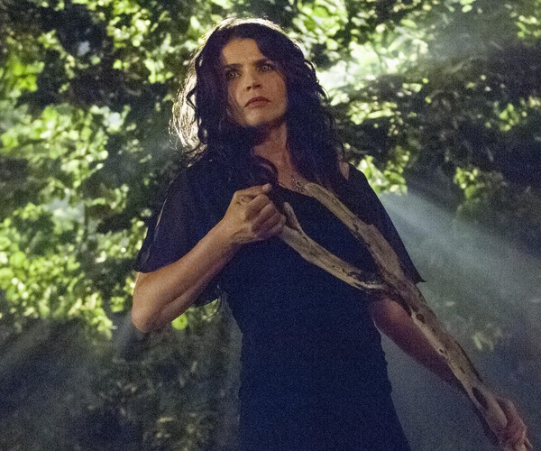 Witches of East End 1x01 2